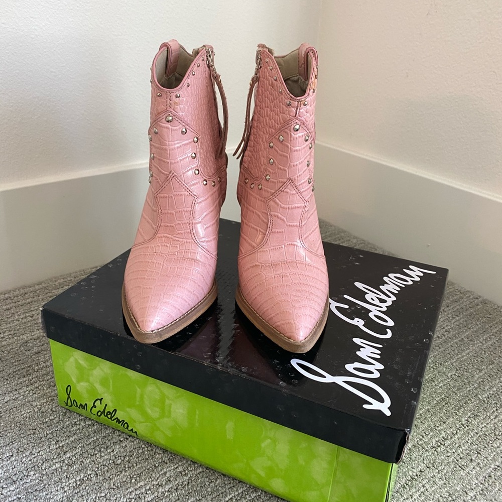 Pink cowgirl boots!